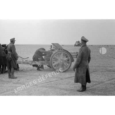 Le général Erwin Rommel fait mettre en batterie des canons italiens Obice da 100/17 modello 14.