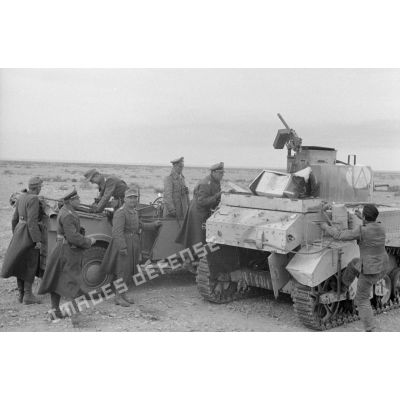 Le général (General der Panzertruppe) Erwin Rommel inspecte un char britannique M3 détruit.