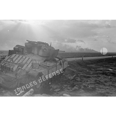 Epave d'un char britannique Valentine Mk III détruit, une immatriculation est partiellement visible, il pourrait s'agir de T.17.479.
