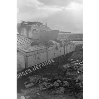 Epave d'un char britannique Valentine Mk III détruit, une immatriculation est partiellement visible, il pourrait s'agir de T.17.479.
