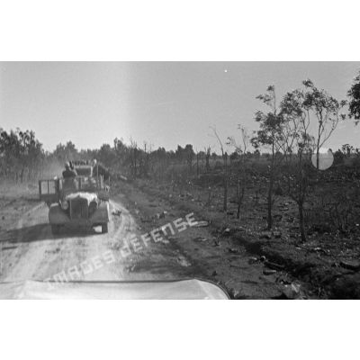 Sur la route, le caméraman Hans Ertl filme la progression des véhicules dont un blindé Sd.kfz-263.