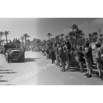 Des civils libyens applaudissent le passage des véhicules allemands.