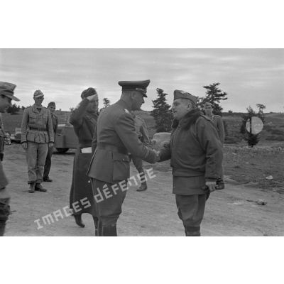 Le général d'armée Ugo Cavarello serre la main au général (General der Panzertruppe) Crüwell.