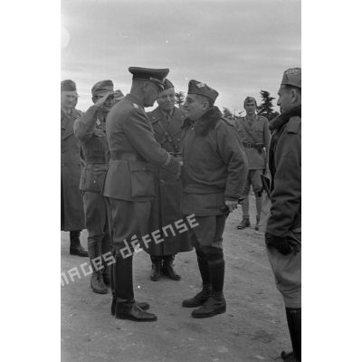 Le général d'armée Ugo Cavarello serre la main au général (General der Panzertruppe) Crüwell.