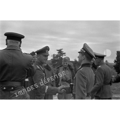 Le général (Generalmajor) Alfred Gause serre la main d'un officier d'état-major allemand, au centre de la photo, le général italien Ettore Bastico.
