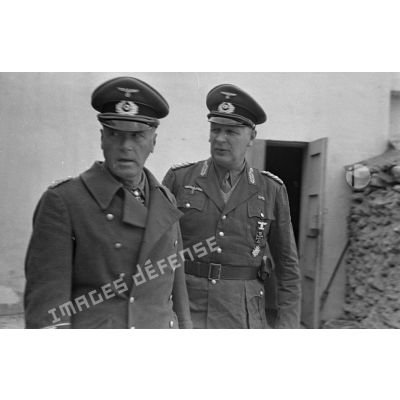 Les généraux allemands Ludwig Crüwell et Enno von Rintelen.