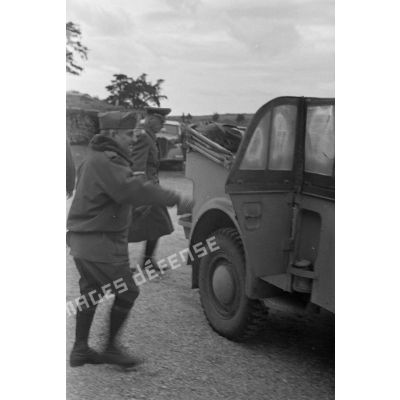 Les généraux Cavarello et Crüwell montent dans une voiture Kfz-16.