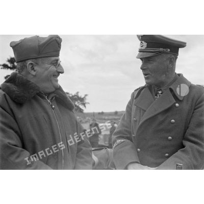 Les généraux Cavarello et Crüwell discutent.