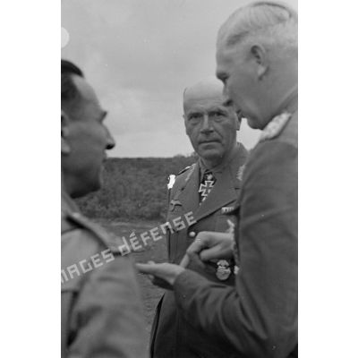 Le General der Panzertruppe Crüwell, le Generalleutnant von Rintelen et le général Bastico discutent.