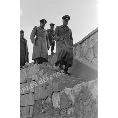 Les généraux Crüwell et Rintelen descendent l'escalier qui mène au quai d'un port.