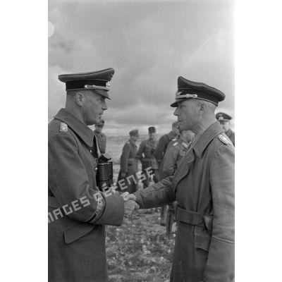 Le général Crüwell serre la main du général Fröhlich.