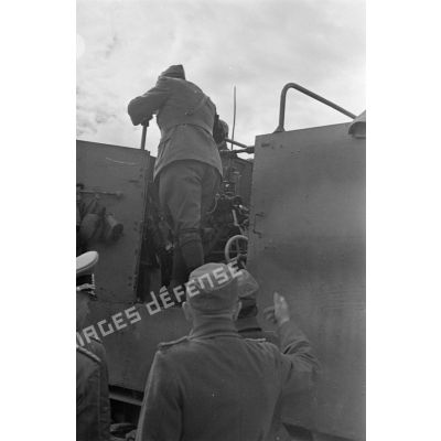 Le général Cavarello inspecte un blindé SdKfz-6 équipé d'un canon de 7,62 cm PaK (r).