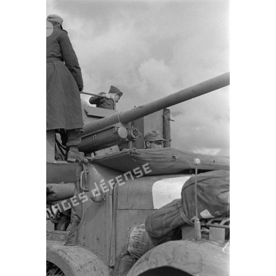 Le général Cavarello inspecte un blindé SdKfz-6 équipé d'un canon de 7,62 cm PaK (r).