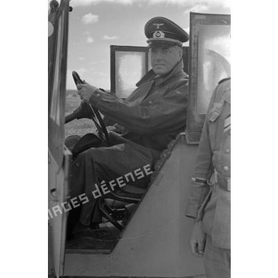 Le général Ludwig Crüwell au volant d'une voiture Horch Kfz-15.