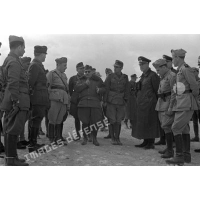 Un groupe d'officiers italiens et allemands, dont les généraux Cavarello et Crüwell.