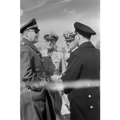 Le maréchal (Generalfeldmarschall) Kesselring et le contre-amiral (Konteradmiral) Weichhold parlent avec deux officiers.