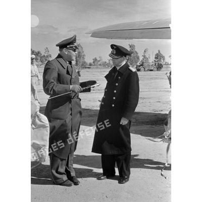 Le maréchal Kesselring et le contre-amiral Weichhold près de l'aile d'un avion Dornier Do-215.
