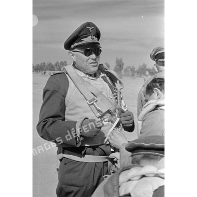 Le maréchal (Generalfeldmarschall) Kesselring, entouré d'officiers de la Luftwaffe et de la Kriegsmarine, est équipé d'un parachute.