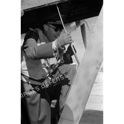 Le maréchal Albert Kesselring monte dans l'avion Dornier Do-215.