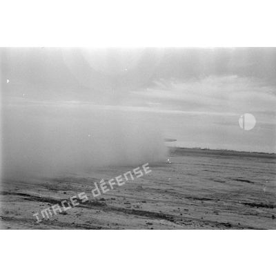 Le nuage de poussière provoqué par l'avion Dornier Do-215 au décollage.
