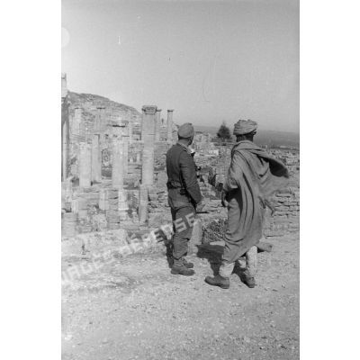 Un sous-officier (Unteroffizier) visite les ruines de Cyrene, après avoir discuté avec un civil libyen.