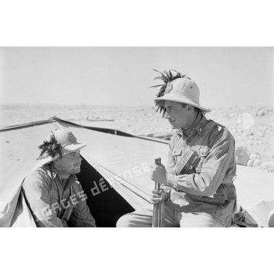 Deux Bersaglieri discutent près d'une tente, à droite le soldat tient un fusil Carcano.