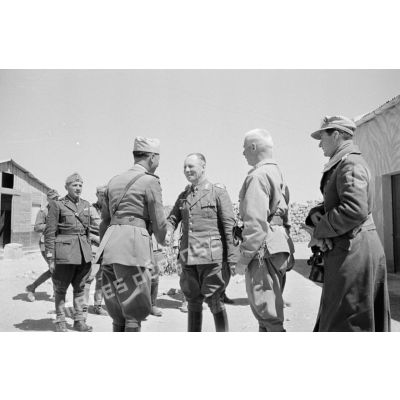 Le général (Generaloberst) Erwin Rommel se fait présenter les officiers italiens puis parle avec eux.