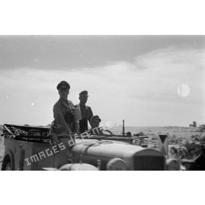 Le maréchal (Generalfeldmarschall) Erwin Rommel et le général (Generalmajor) Alfred Gause debout dans une voiture Kfz-15.
