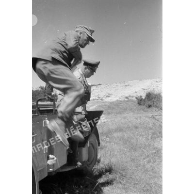 Rommel descend de son véhicule tandis que Gause en saute.