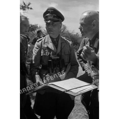 Le maréchal (Generalfeldmarschall) Erwin Rommel évoque la situation sur une carte.