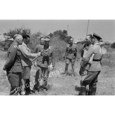Les généraux von Vaerst, Gause, von Bismarck, Nehring et le maréchal Rommel discutent de la situation.