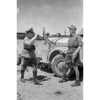 Le maréchal Rommel salue un soldat (son chauffeur) près d'une voiture Kfz-15.