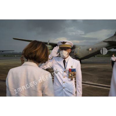 La ministre des Armées Florence Parly est accueillie par le général Xavier Buisson à son arrivée sur la base aérienne (BA) 367 de Cayenne-Rochambeau, en Guyane française.