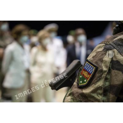Ecusson du commandement de la gendarmerie en Guyane (COMDENG) sur l'épaule d'un gendarme sur la base aérienne (BA) 367 Cayenne-Rochambeau, en Guyane française.