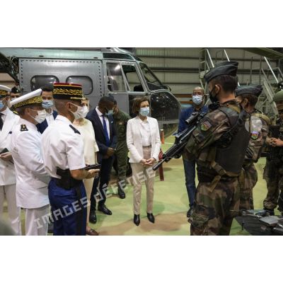 La ministre des Armées Florence Parly s'entretient avec des gendarmes sur la base aérienne (BA) 367 de Cayenne-Rochambeau, en Guyane française.
