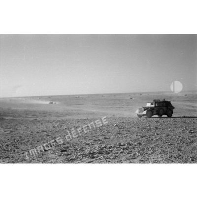 Une voiture Kfz-12 roule dans le désert.