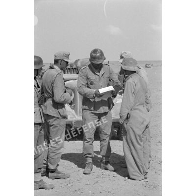 Le Major Georg Briel, commandant du Heeres-Flak-Bataillon 606, en discussion avec ses officiers.