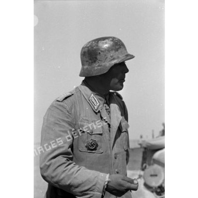 Le Major Georg Briel, commandant du Heeres-Flak-Bataillon 606, en discussion avec ses officiers.