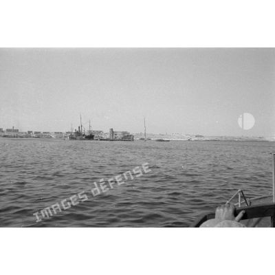 Vue de la rade de Tobrouk, des navires ont coulé et seul les mâts affleurent encore à la surface.