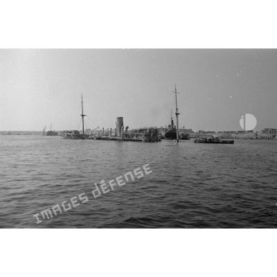 Epaves de navires dans le port de Tobrouk.