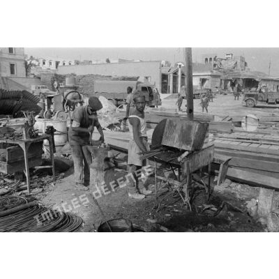 Des ouvriers travaillent sur le port de Tobrouk.