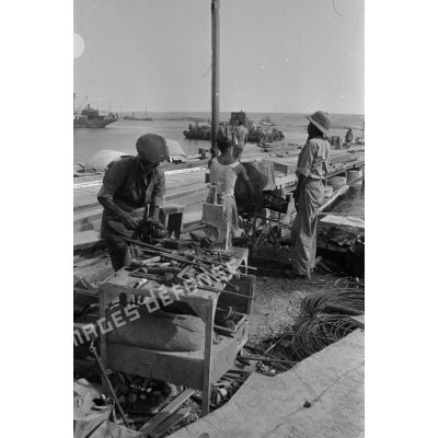 Des ouvriers travaillent sur le port de Tobrouk.