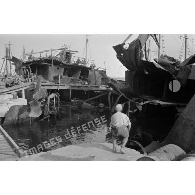 Navires déchiquetés à quai dans le port de Tobrouk.