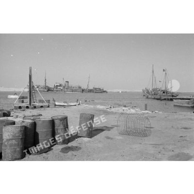 Vue d'un quai réservé au bâtiments légers (L-boot Pier), en arrière-plan des épaves de navires.