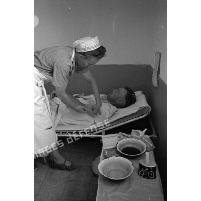 Une infirmière allemande prodigue des soins aux blessés.