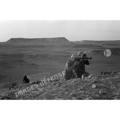 Des observateurs de l'artillerie allemande munis de binoculaires surveillent la vallée.