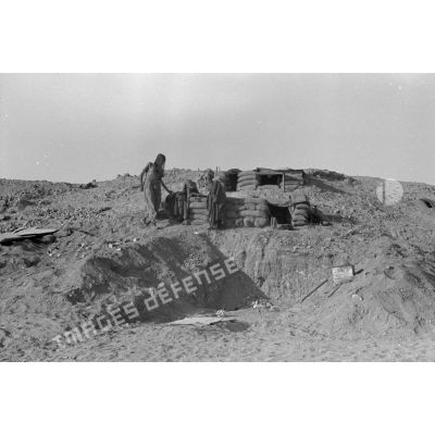 Une position d'artillerie allemande est également occupée par des fantassins répartis dans des trous d'hommes.