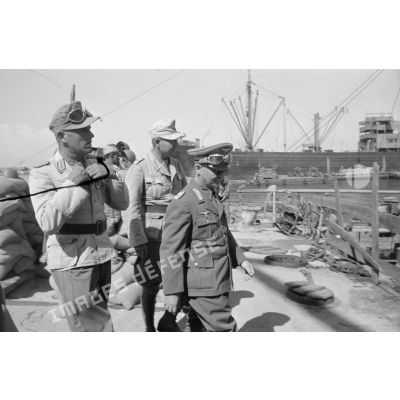 Le général Stumme visite la ville et le port de Tobrouk en compagnie d'officiers allemands et italiens.