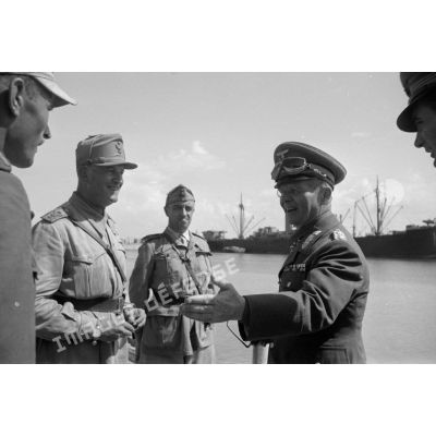 Dans le port de Tobrouk, le général Stumme discute avec un général de brigade italien.