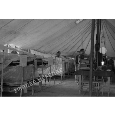 Intérieur d'une tente qui sert de chambrée pour les blessés d'un hôpital militaire allemand.